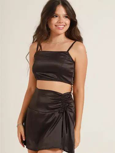 Saia De Cetim Com Shorts