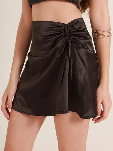 Saia De Cetim Com Shorts