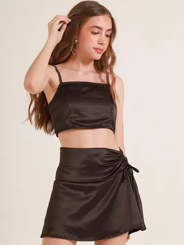 Saia De Cetim Com Shorts