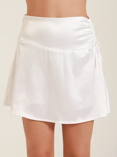 Saia De Cetim Com Shorts