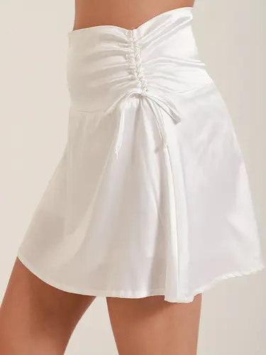 Saia De Cetim Com Shorts